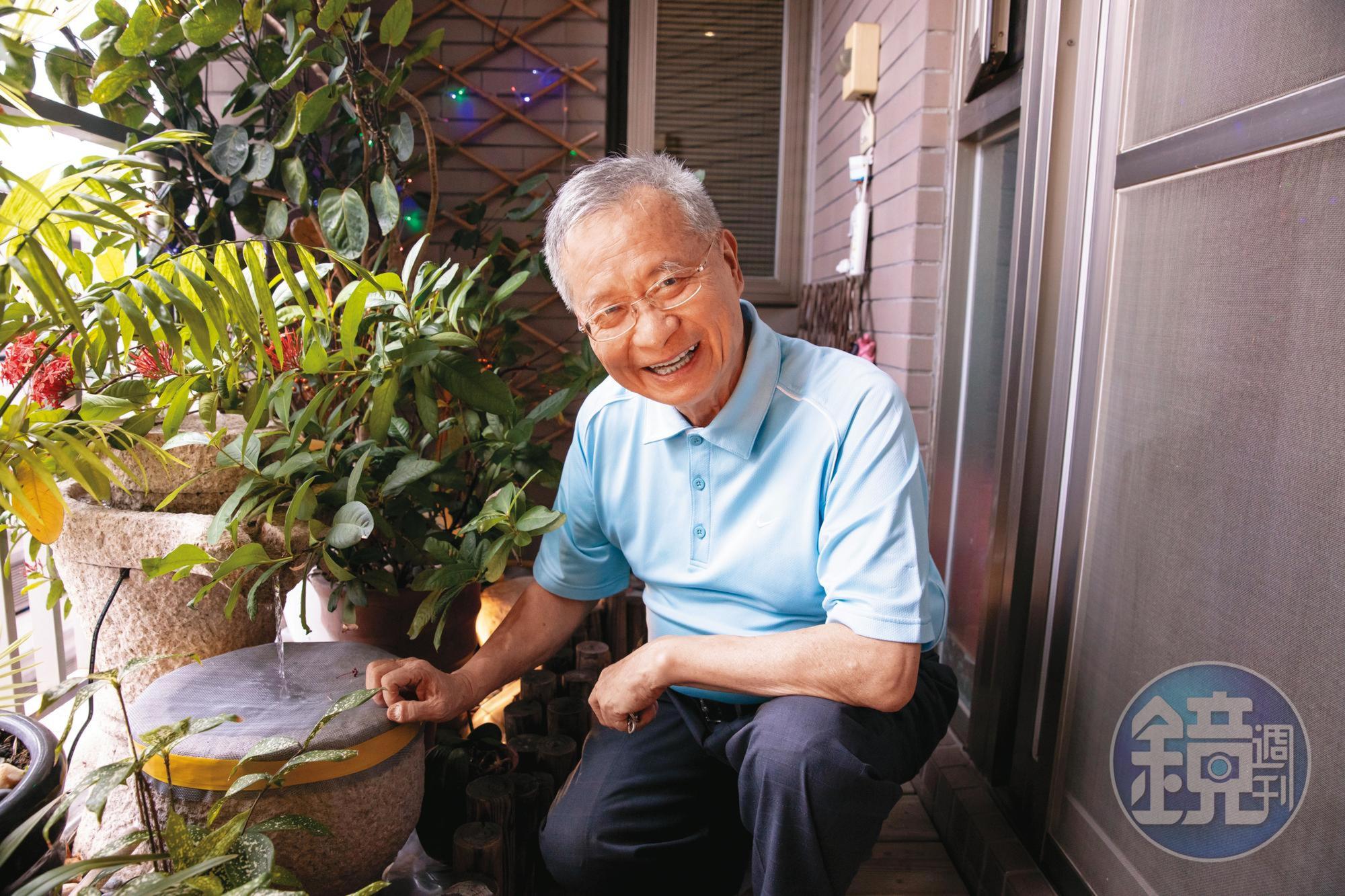 林昭庚在家中陽台。他在台北、台中的住家設計都融入易經風水的概念。