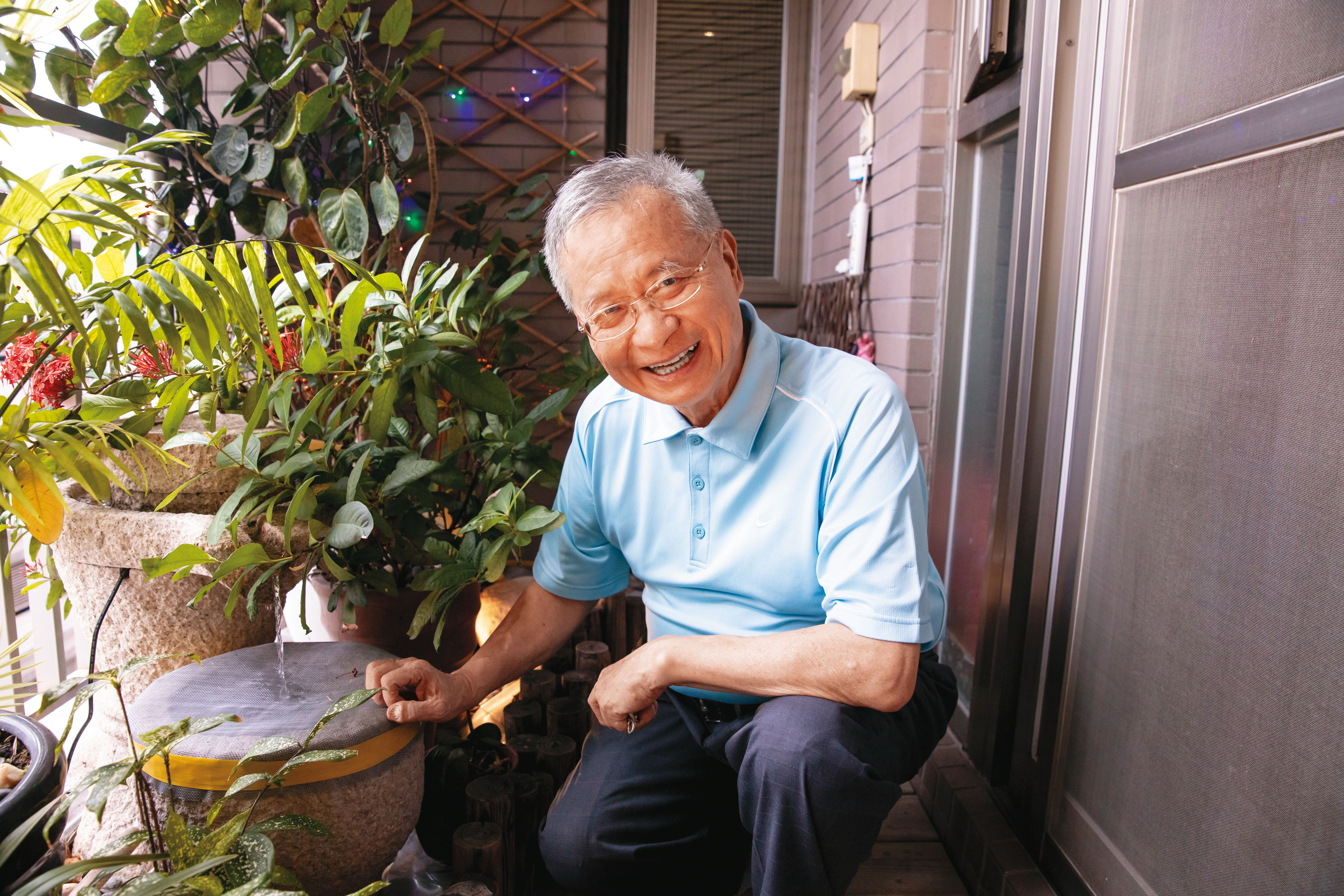 林昭庚在家中陽台。他在台北、台中的住家設計都融入易經風水的概念。