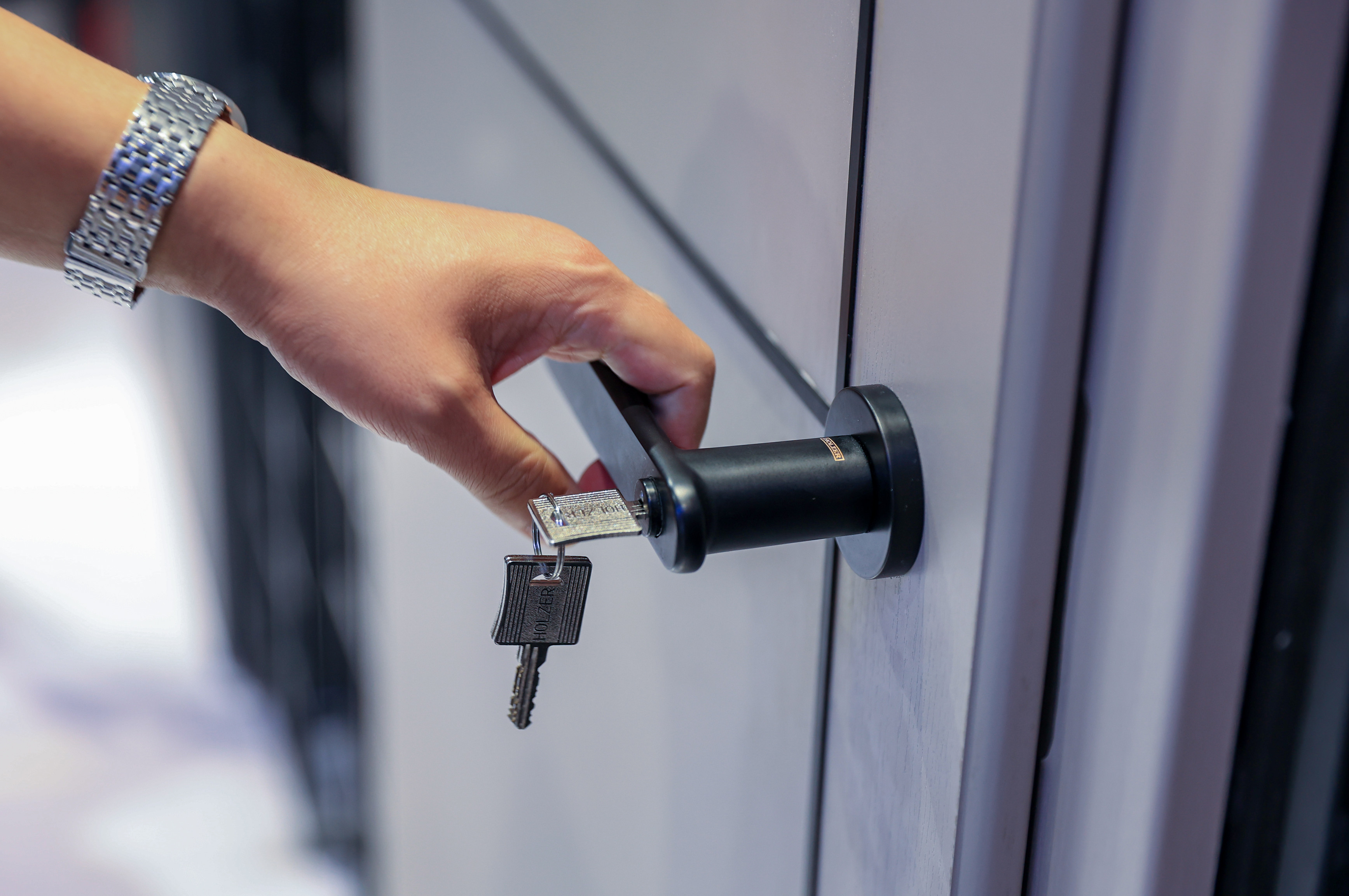 一名男網友崩潰表示，自己打開阿公房門，發現一名全裸女子躺在床上。（示意圖，東方IC）