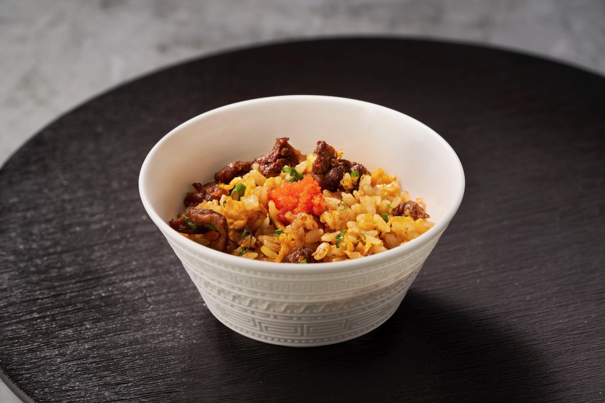 「牛筋飛魚卵炒飯」帶有飛魚卵嗶嗶啵啵的口感。(樂葵法式鐵板燒提供)