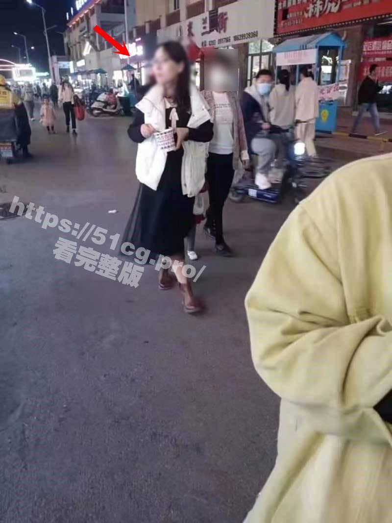 事件引發網友討論,並指出周女平時打扮樸素,沒想到私生活反差極大。(翻自《51吃瓜網》)