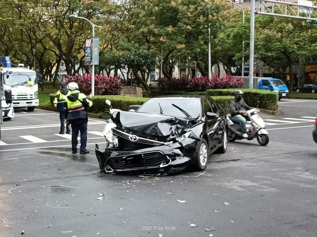 直行撞上左轉賓士車的Toyota車車頭嚴重毀損。（翻攝自臉書爆廢公社）
