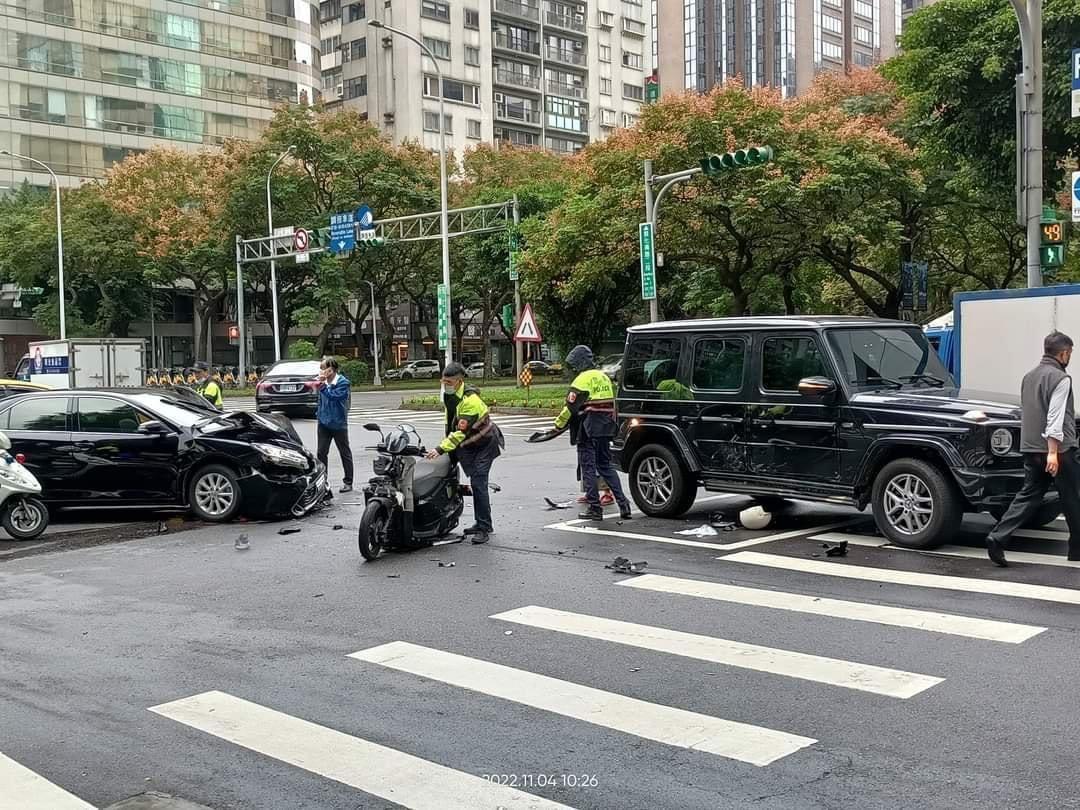 挨撞的賓士右側車身鈑金輕微受損，另部機車則是毀損嚴重。（翻攝自臉書爆廢公社）