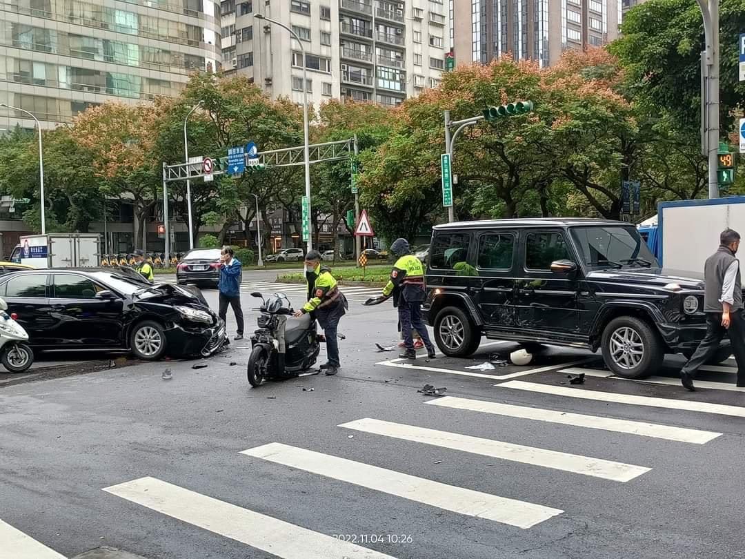 挨撞的賓士右側車身鈑金輕微受損,另部機車則是毀損嚴重。(翻攝自臉書爆廢公社)