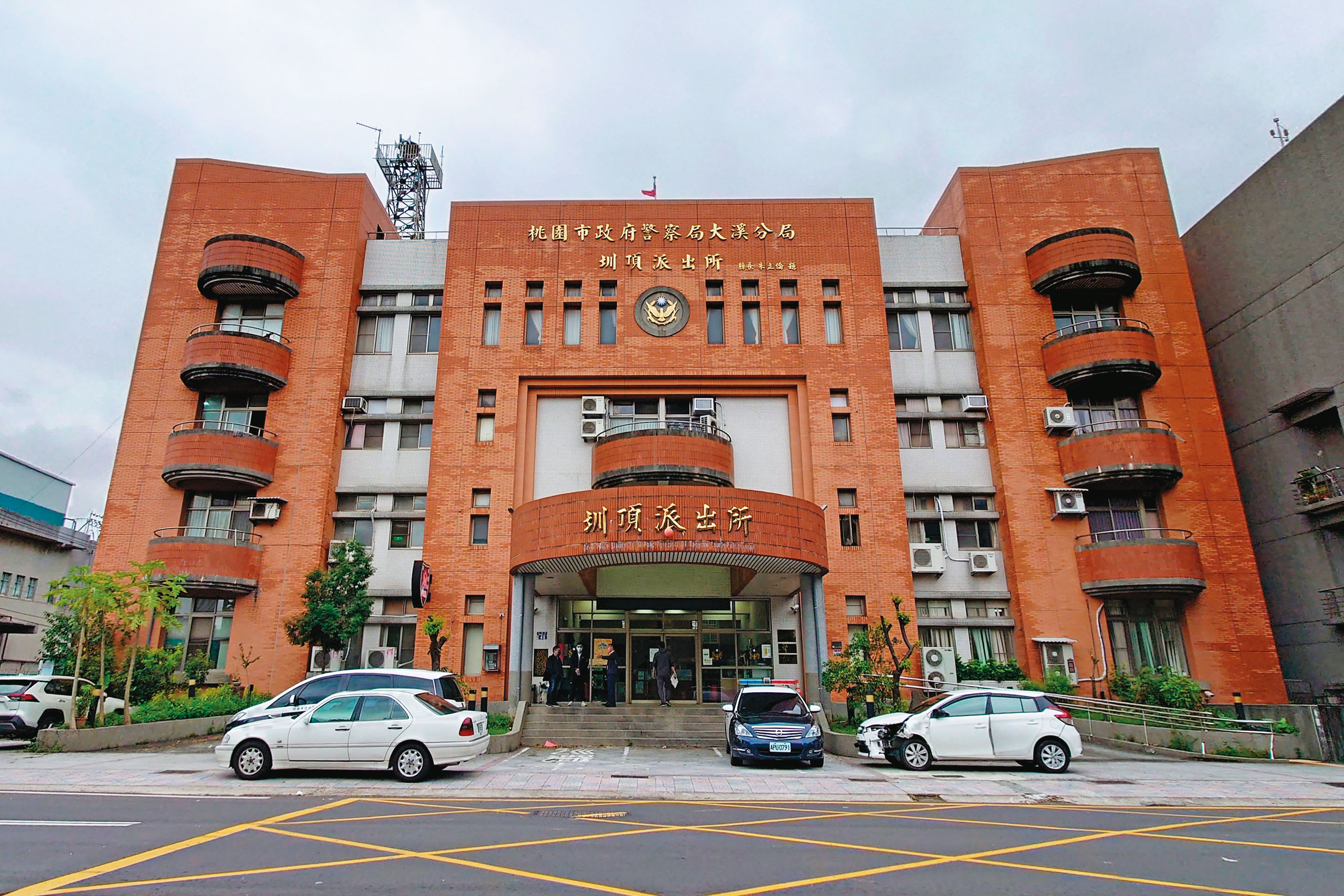 桃園市警局大溪分局圳頂派出所（圖）已傳訊徵信社人員與律師，將依恐嚇取財罪嫌函送法辦。