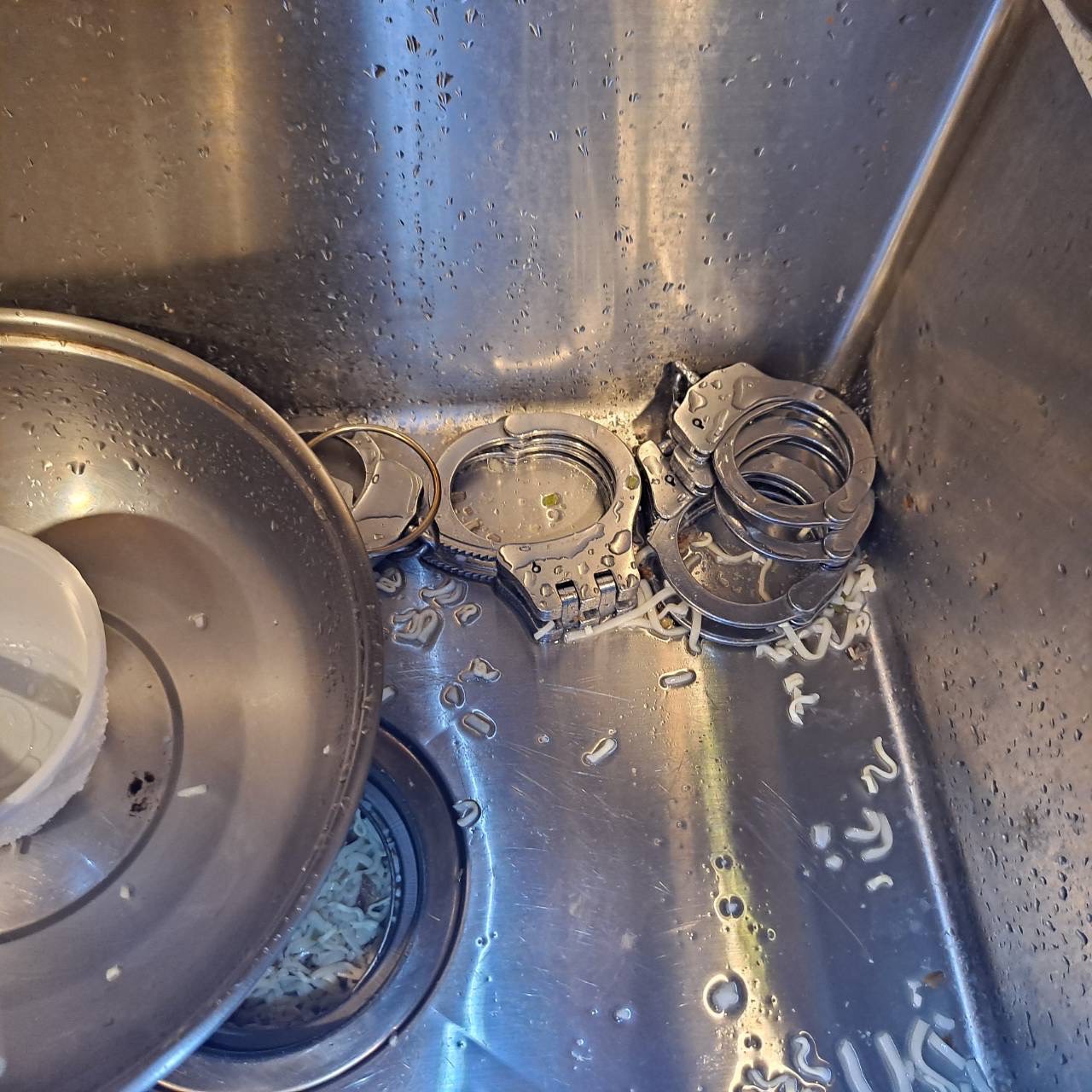 詐騙集團囚禁被害人並上銬限制行動，甚至在食物中下藥。（警方提供）