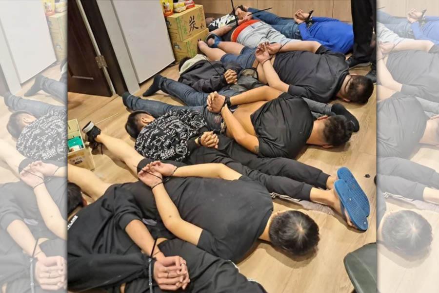 新北市刑大昨(3)日晚間在桃園市中壢區再逮獲8名犯嫌,並順利救出32名求職被害人。(警方提供)
