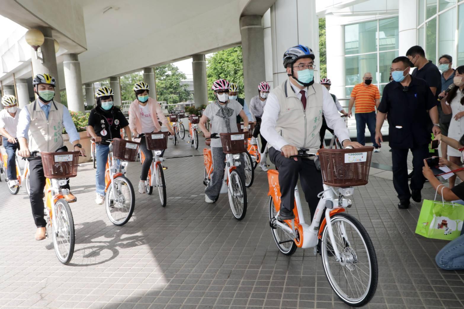 黃偉哲騎Youbike亮相，宣布明年起Youbike進駐台南市。（南市府提供）