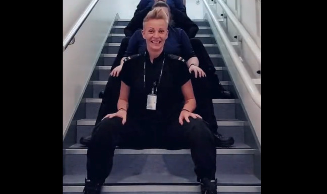 英國一名女警執勤時，穿制服在廁所拍性愛、自慰影片，因涉洩密遭調查手機時，意外被長官看到這些私密影片。（翻攝推特@mikewhoatv）