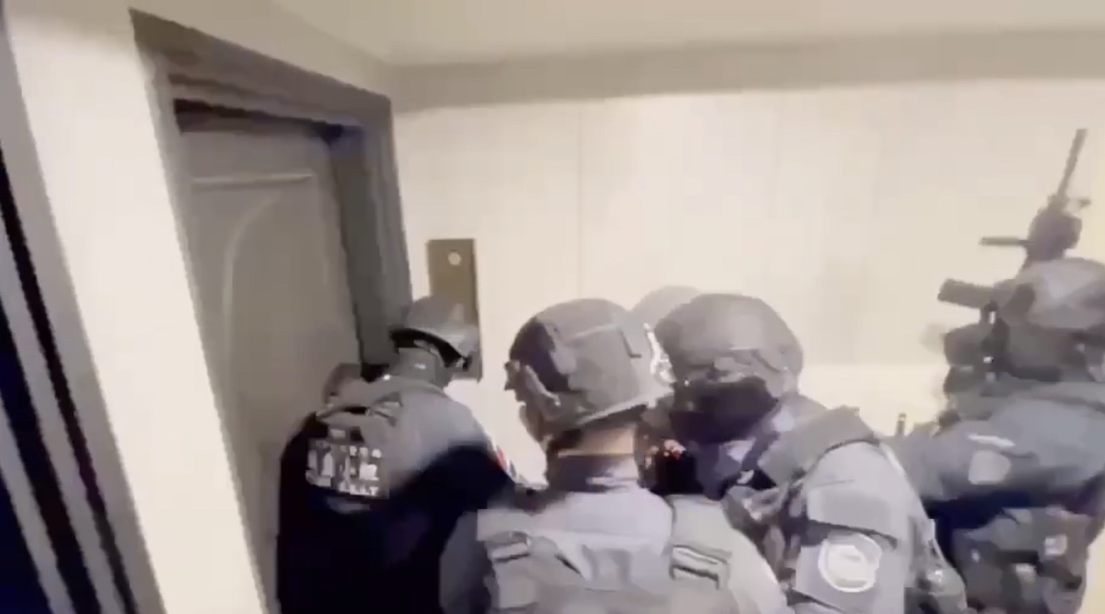 專案小組幹員手持槍與盾牌攻堅。（警方提供）