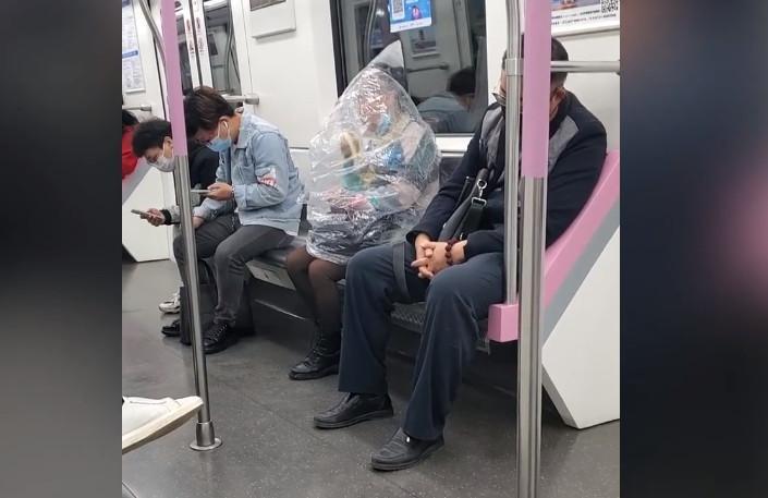 中國大媽上半身套上超大透明塑膠袋,在袋內吃香蕉。(翻攝星視頻)