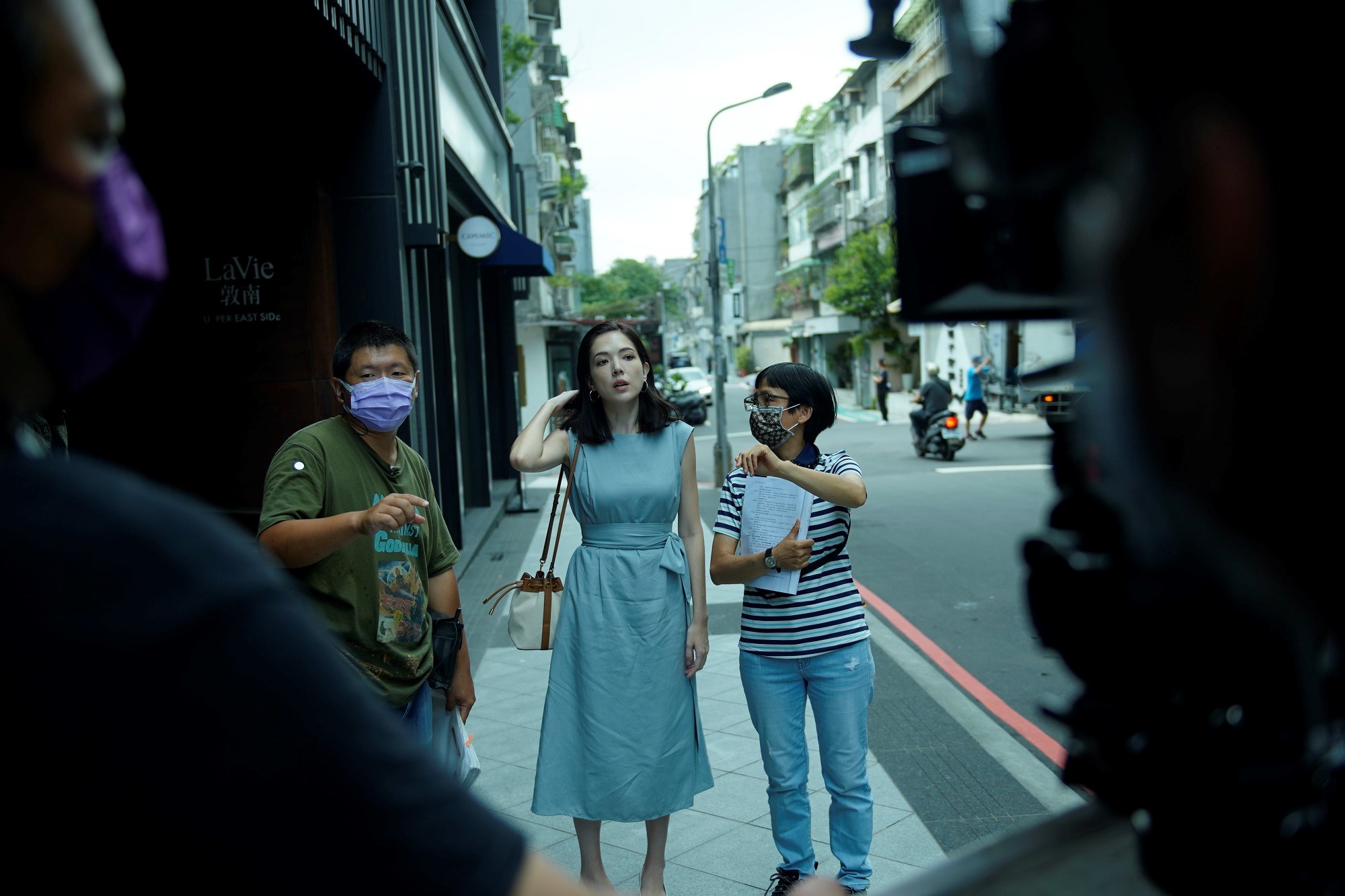 導演卓立（右1）相中許瑋甯（右2）的孤傲感，邀她在《她和她的她》挑大梁。（Netflix提供）