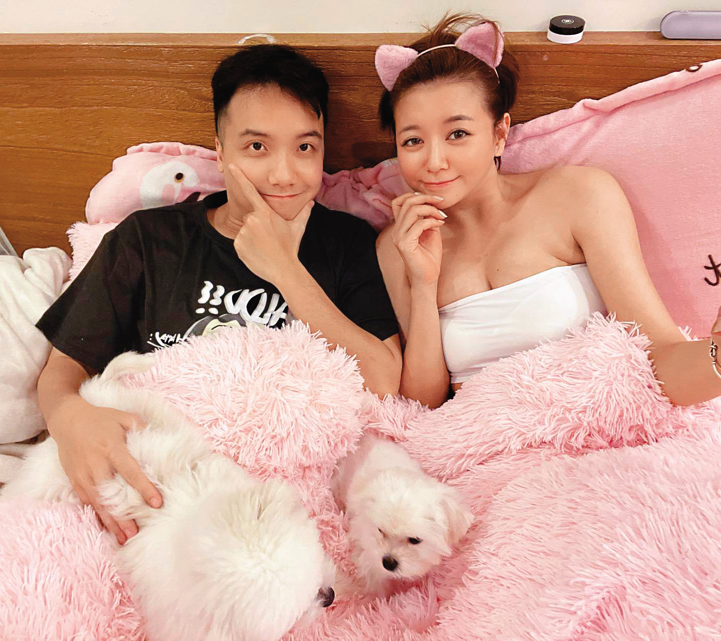 李妍瑾（右）和圤智雨（左）因愛狗而交往，自稱「狗男女」。（翻攝自李妍瑾臉書）