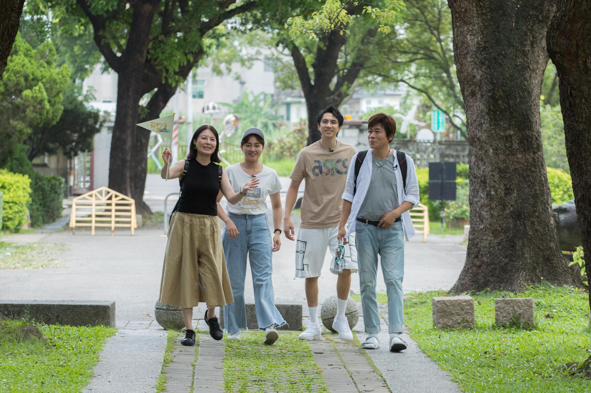 苗可麗（左起）、張文綺、潘君侖、洪榮宏出外景錄影。（東森提供）
