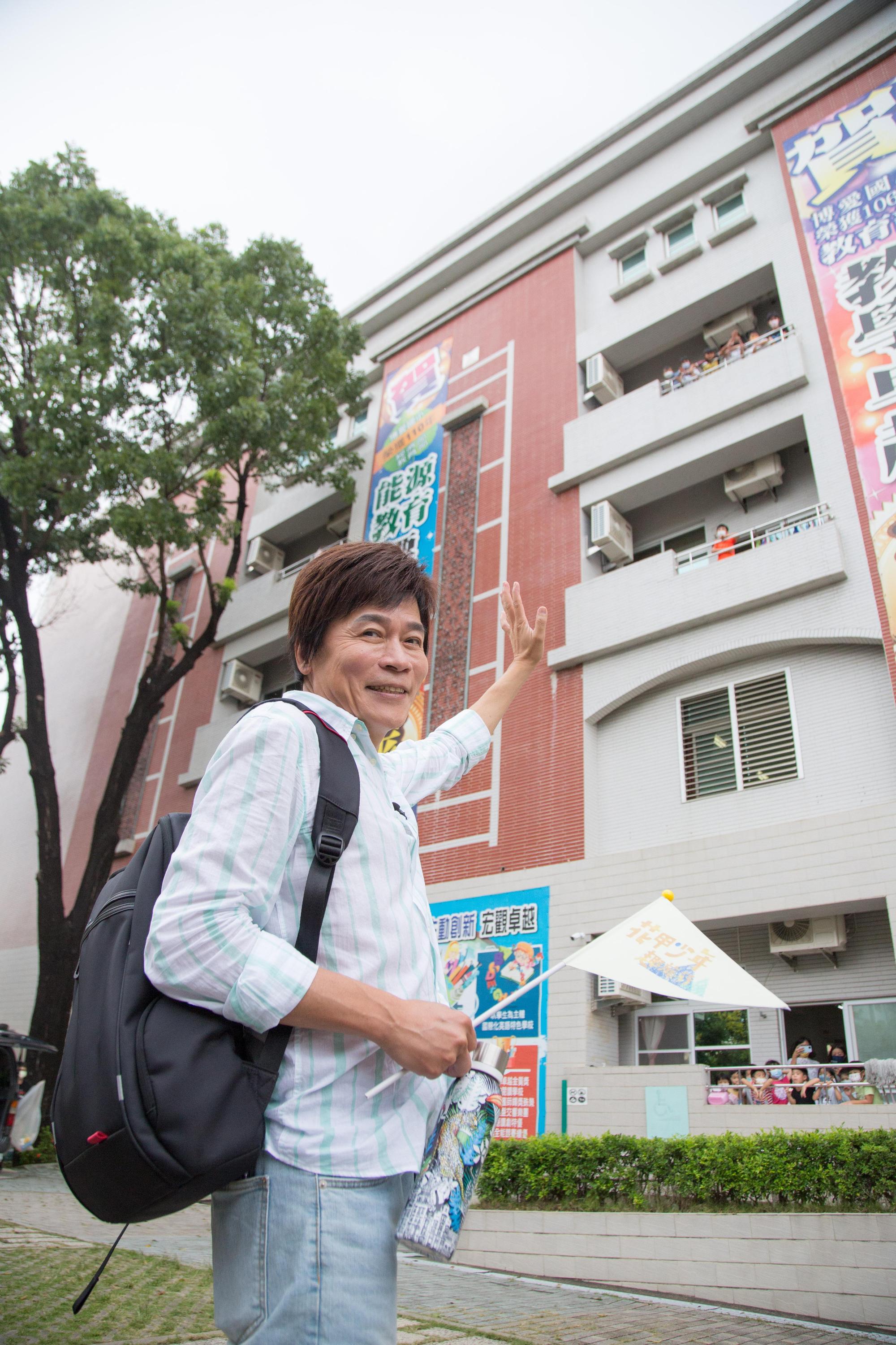 洪榮宏重回母校出外景。（東森提供）