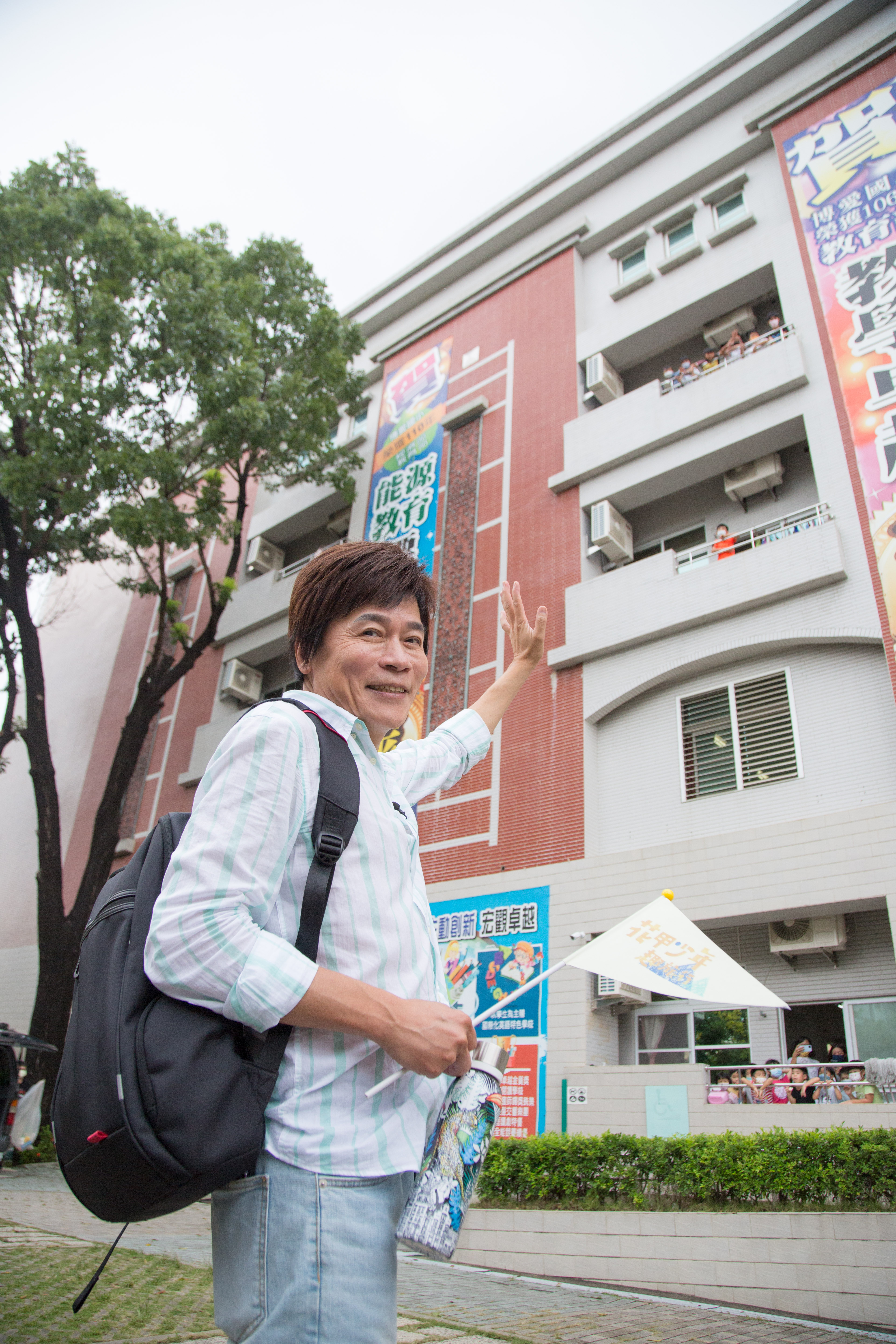 洪榮宏重回母校出外景。（東森提供）