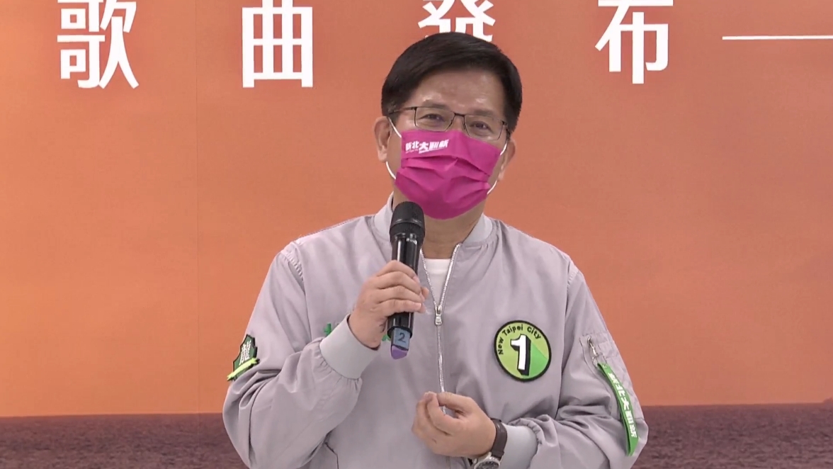 林佳龍說〈新的新北市〉這首歌很溫暖，可以替九合一選舉帶來正能量。（翻攝自林佳龍臉書直播）