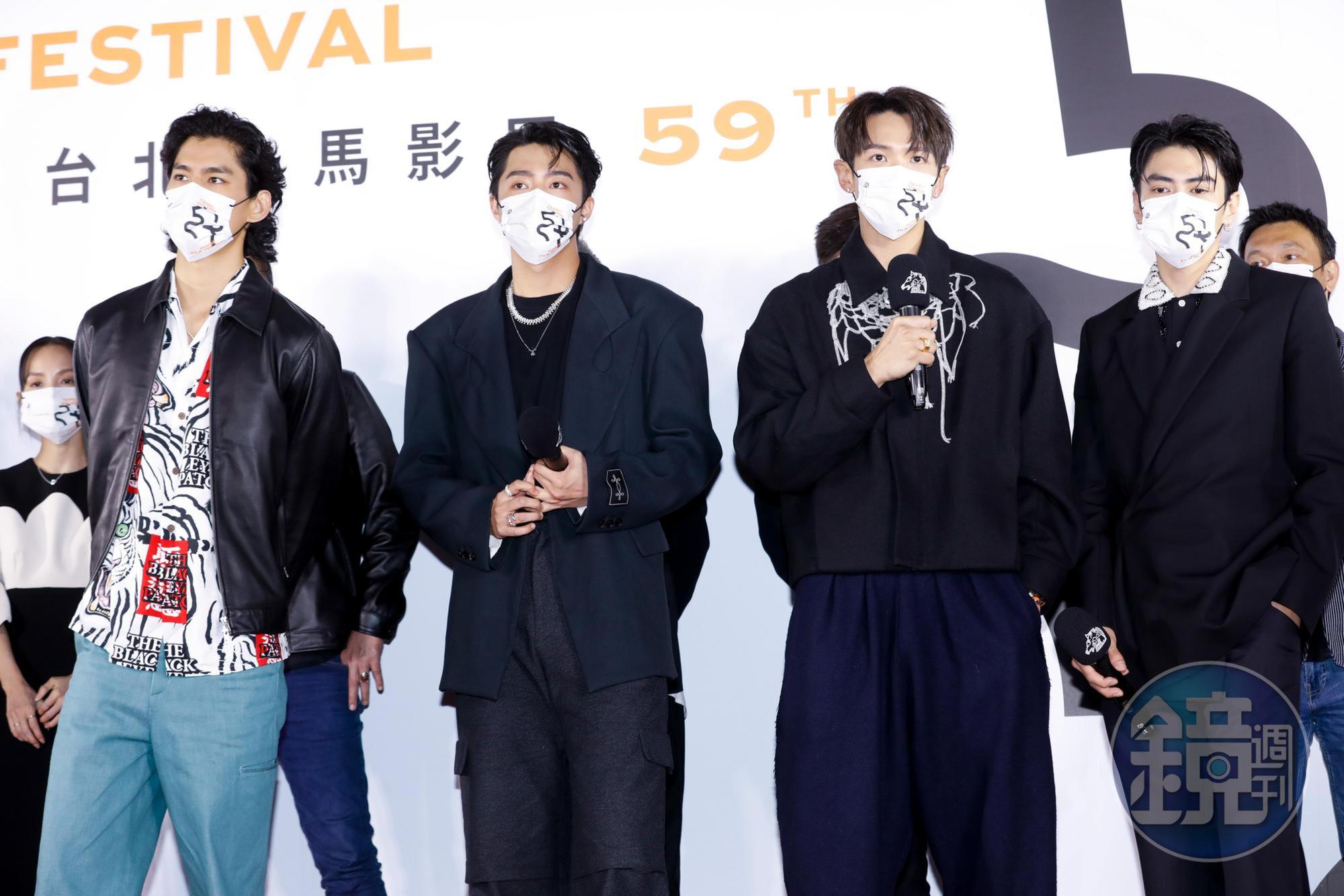 從演員朱軒洋(左一)、演員蔡凡熙(左二)、導演柯震東(左三)到演員宋柏緯(左四),看得出來這是一部充滿男生的電影。