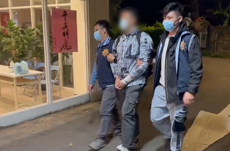 新北、桃園破獲詐騙集團凌虐求職者，警方4日深夜再查獲1名犯嫌。（翻攝畫面）