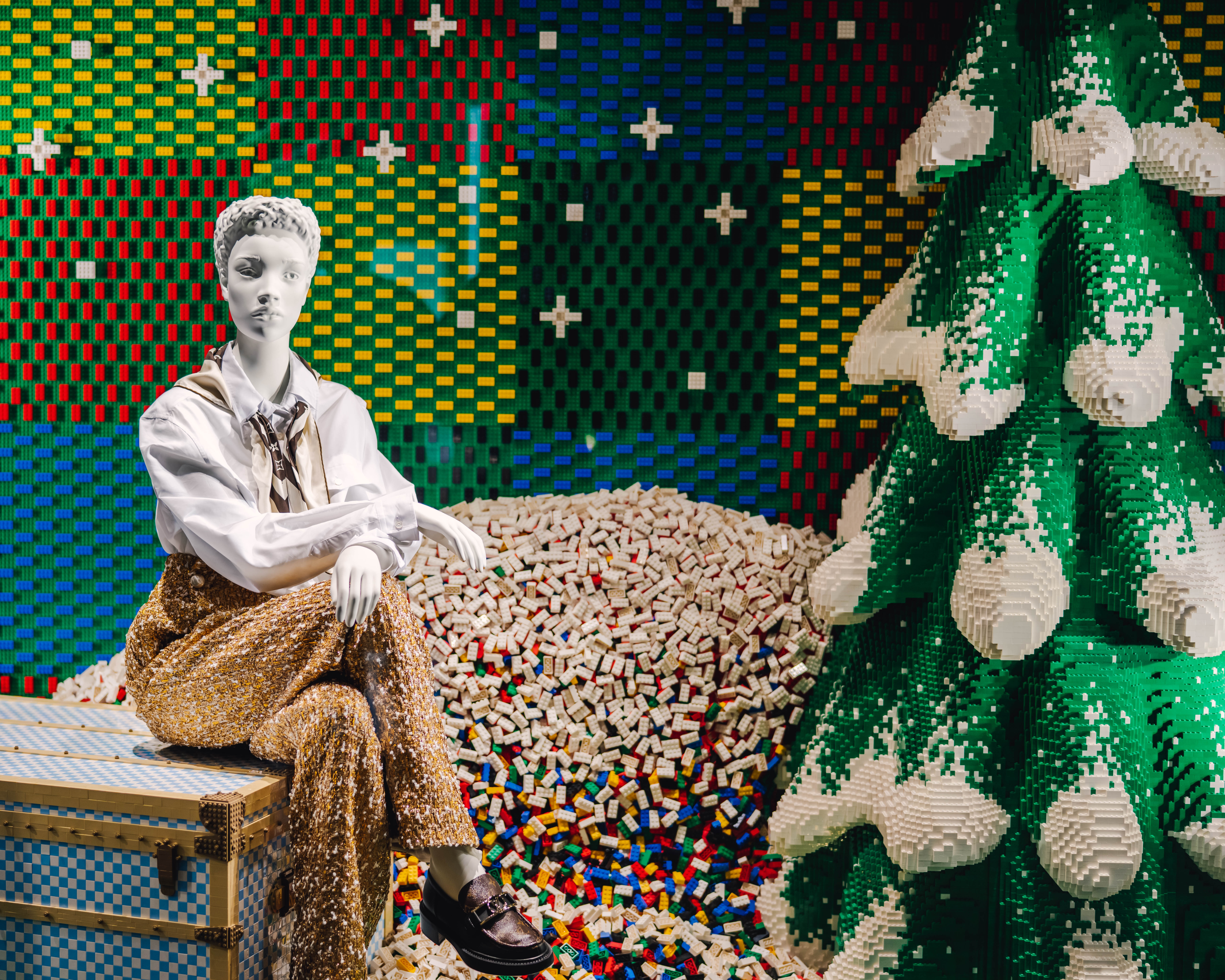 LOUIS VUITTON與樂高攜手合作的聖誕櫥窗，充滿繽紛色彩與想像力。（路易威登提供）