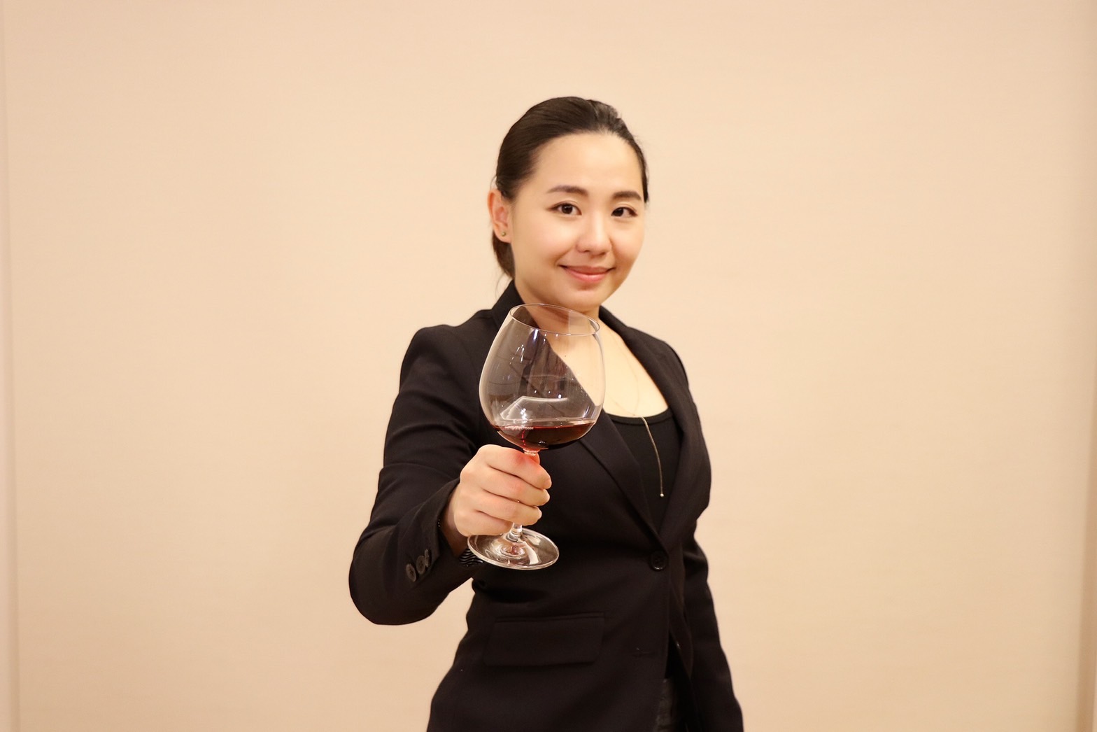「那個那裡」主理人段洋洋擔任快閃酒吧主。(喝自然葡萄酒展Buvons Nature提供)