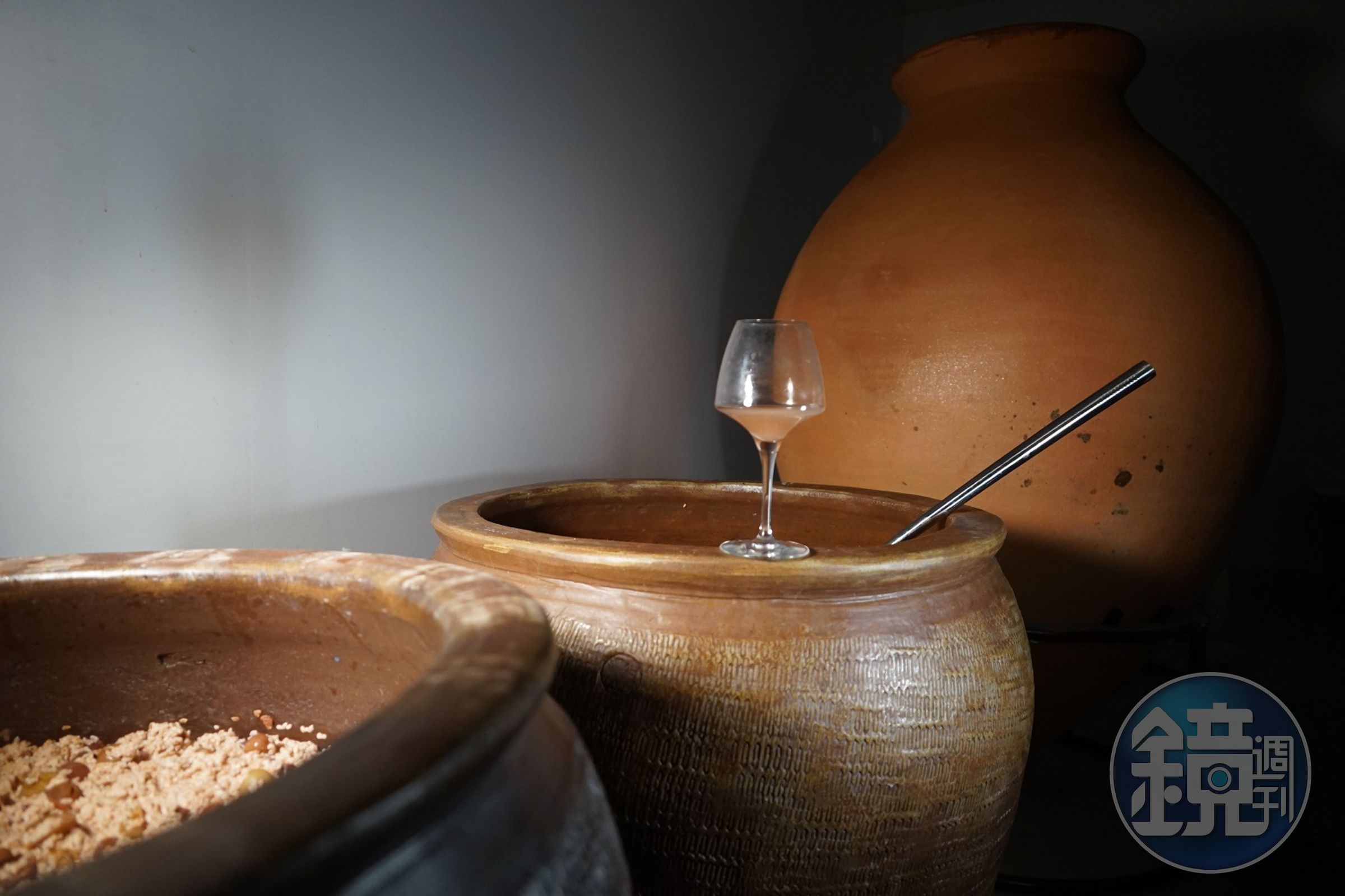 今年「喝自然酒展」以向古法新釀致敬為主題，陶甕與陶缸為其中亮點。
