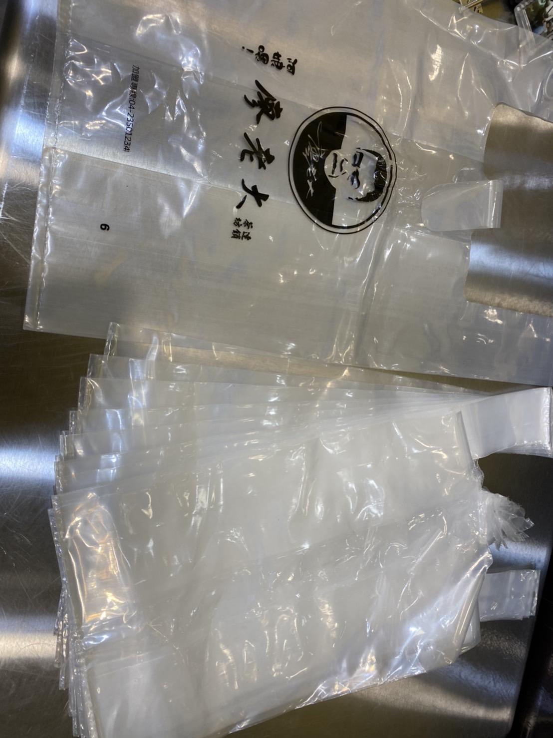 總部將未印logo的透明塑膠袋跟封膜賣給加盟主。（讀者提供）