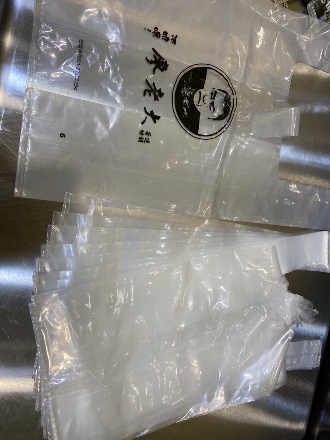 總部將未印logo的透明塑膠袋跟封膜賣給加盟主。（讀者提供）