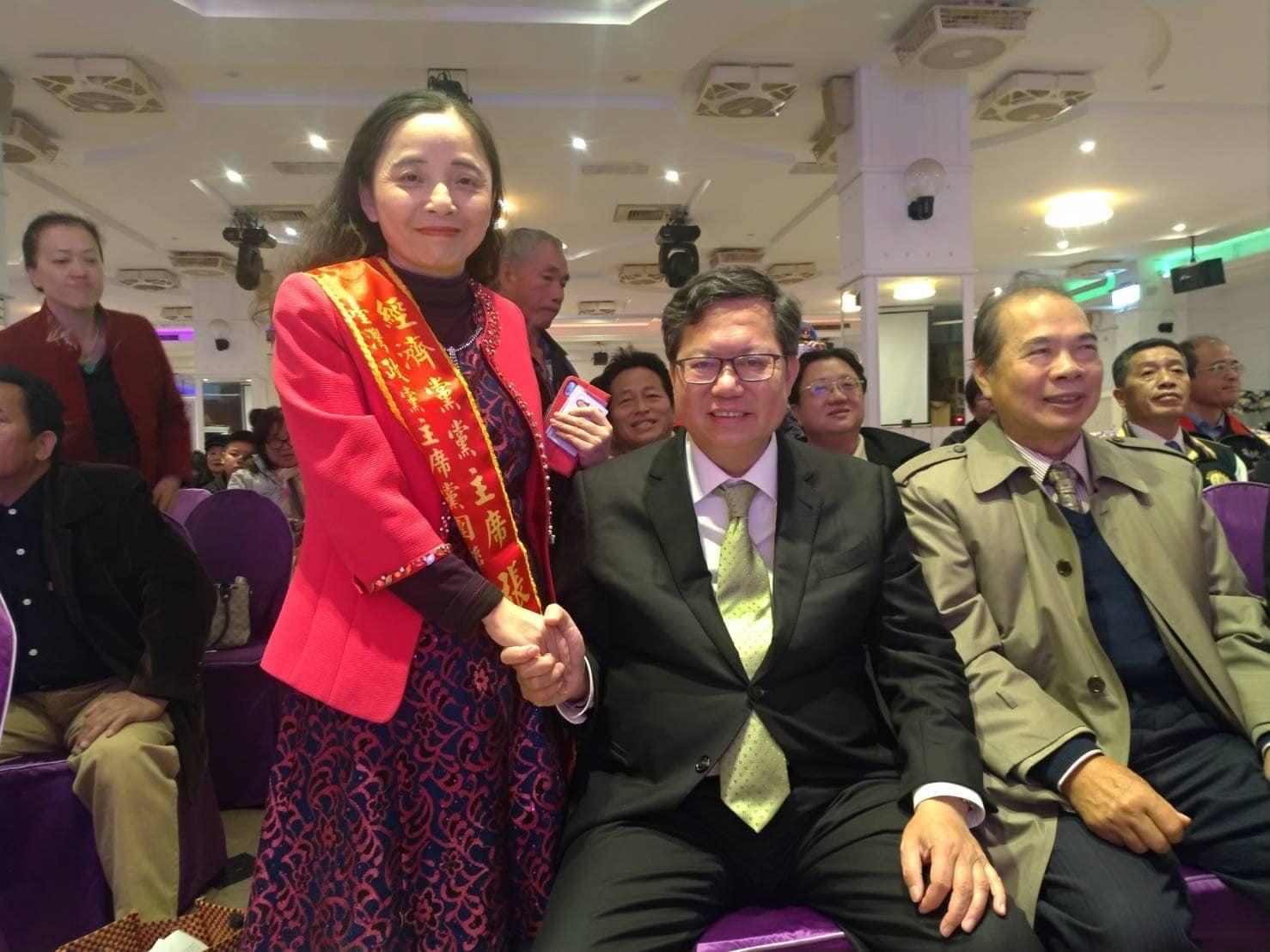 鄭文燦(右)被藍營指出過去也曾和經濟黨主席張采明(左)合照。(翻攝自何元楷臉書)