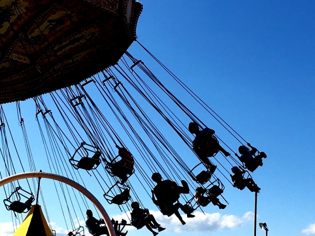 13歲少年遊玩「高速旋轉飛天椅」被狠狠甩出，肺部破碎緊急送醫。（示意圖／photo AC）