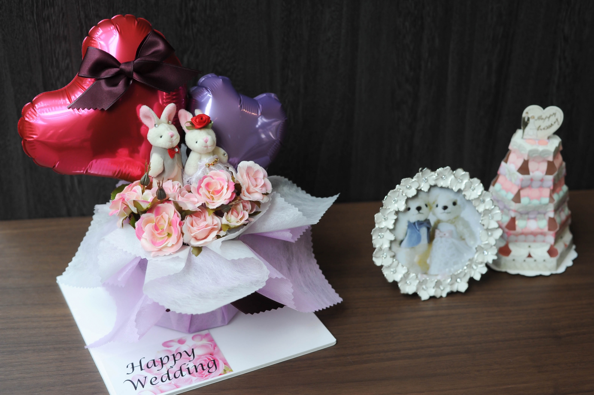 一位網友抱怨，好友婚禮因工作無法脫身無法到場，包了大紅包委託友人代送心意，婚禮後卻發現自己被封鎖了。(示意圖，PhotoAC)