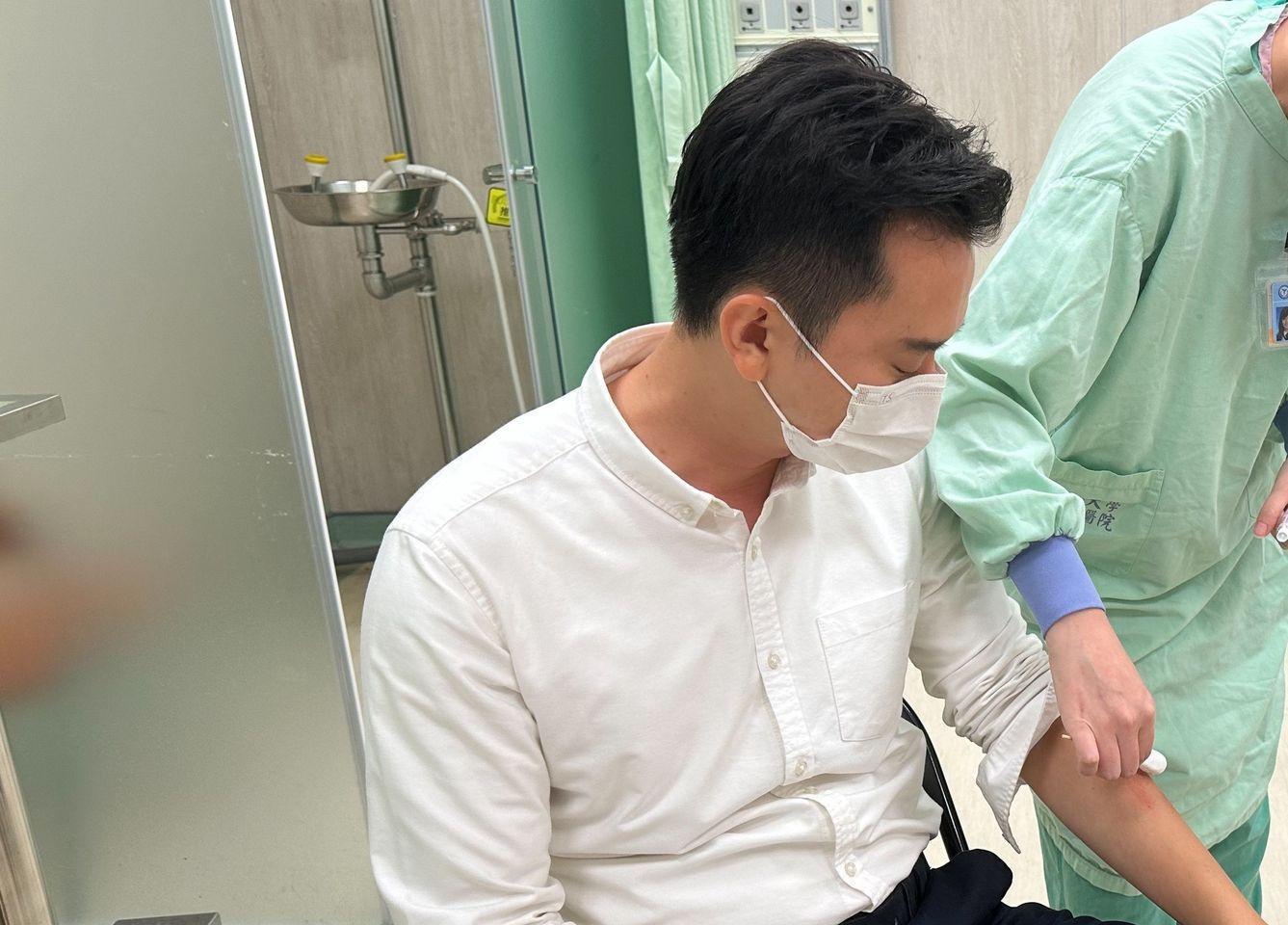 民進黨新竹縣竹北市長候選人鄭朝方前往醫院包紮後,傷口已無大礙。(翻攝鄭朝方臉書)