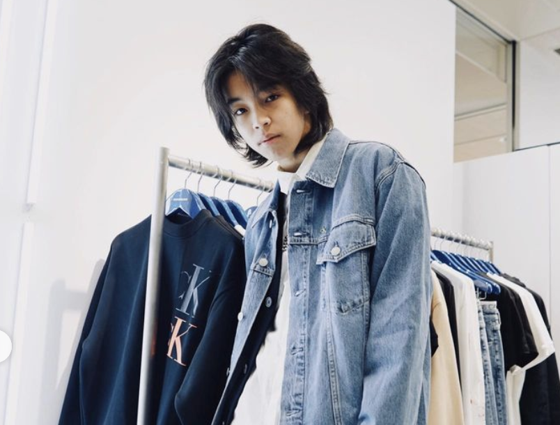 19歲日本歌手兼演員YOSHI（原名佐佐木嘉純）於昨（5）日騎重機時，在路口與卡車發生衝撞，緊急送醫後不治身亡。（翻攝YOSHI IG）