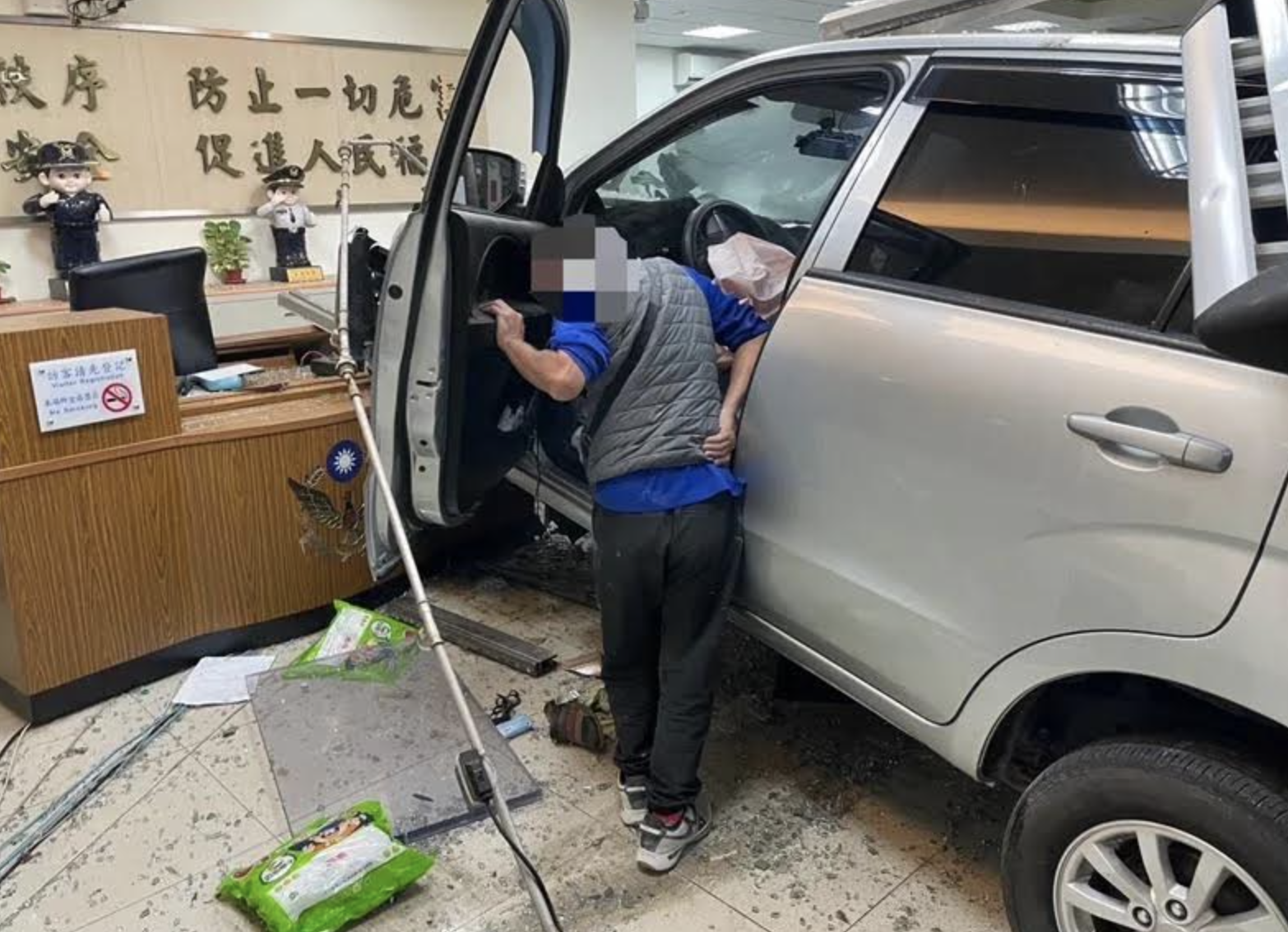 蔡男沒有明顯傷痕，可自行行走，乖乖地回到車上拿證件。（圖／翻攝畫面）  