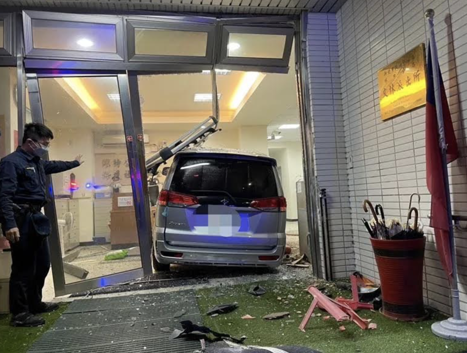 天兵酒駕男撞進派出所，整個大門都撞爛，警察大傻眼。（圖／翻攝畫面）