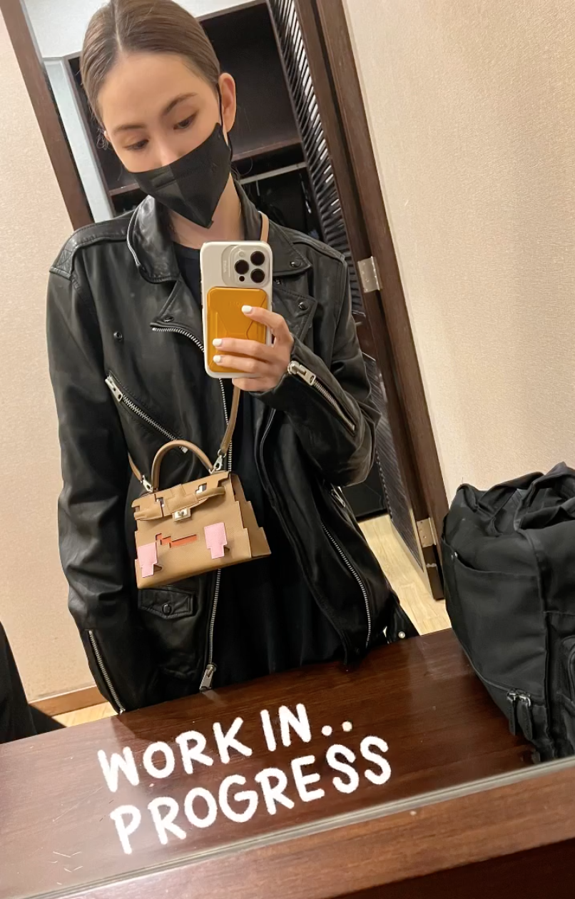 昆凌肩背愛馬仕今夏推出的Kellydole Picto凱莉娃娃包（NT$476,500）。（翻攝自昆凌IG）