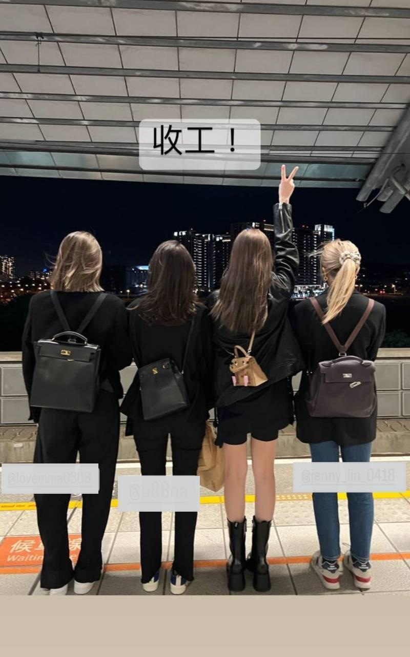 昆凌（右2）大喊「收工」！一夥人大秀Kellydole Picto娃娃包與Kelly Ado雙肩帶後背包。（翻攝自昆凌IG）