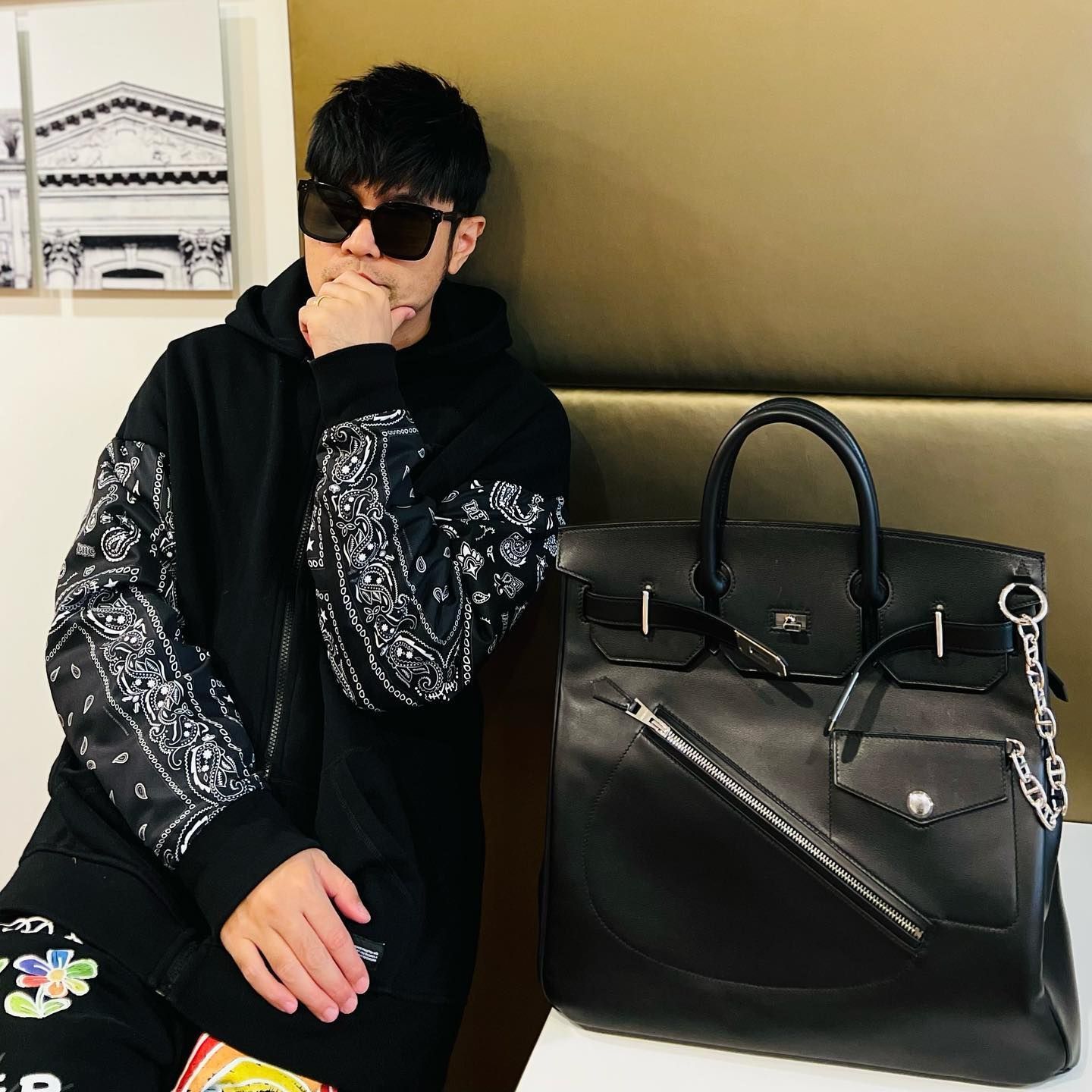 周杰倫狂秀愛馬仕Haut à Courroies Rock巨型包（NT$1,116,000）。（翻攝自周杰倫IG）