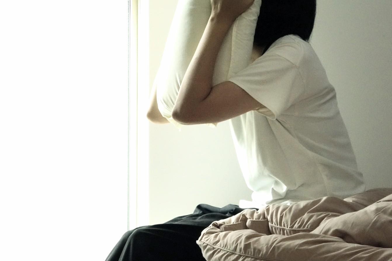 丈夫車禍重傷不能自理,人妻與夫分居後獨立撫養2子到成年,分居20年後想訴請離婚,但是法院不准。(圖photo-ac)
