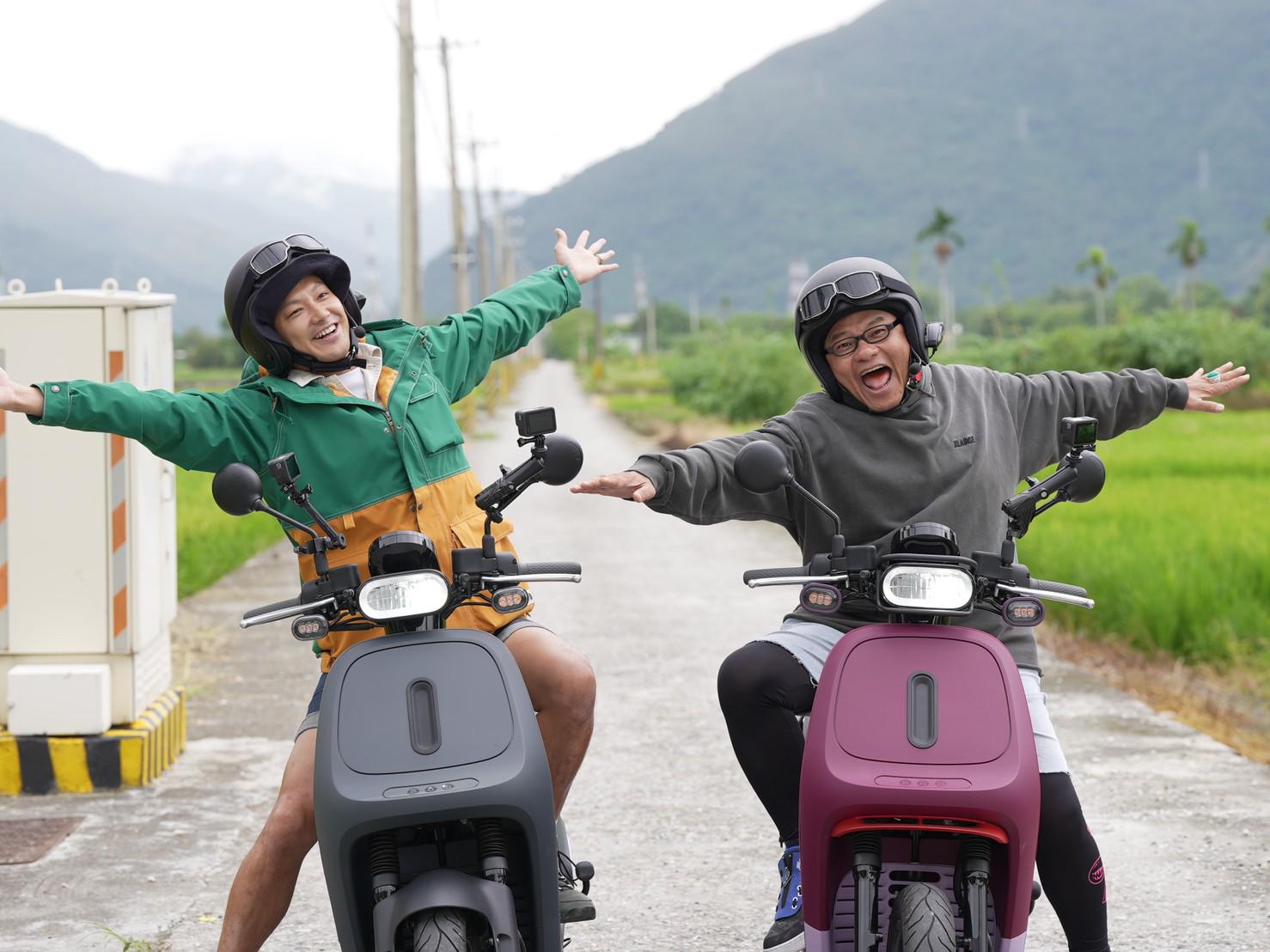 威廉（左）、許效舜到花蓮出外景。（映畫製作提供）