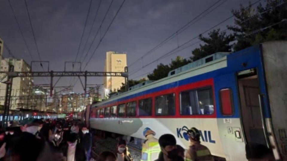 南韓首爾傳列車出軌，釀34名乘客受傷。（翻攝推特）