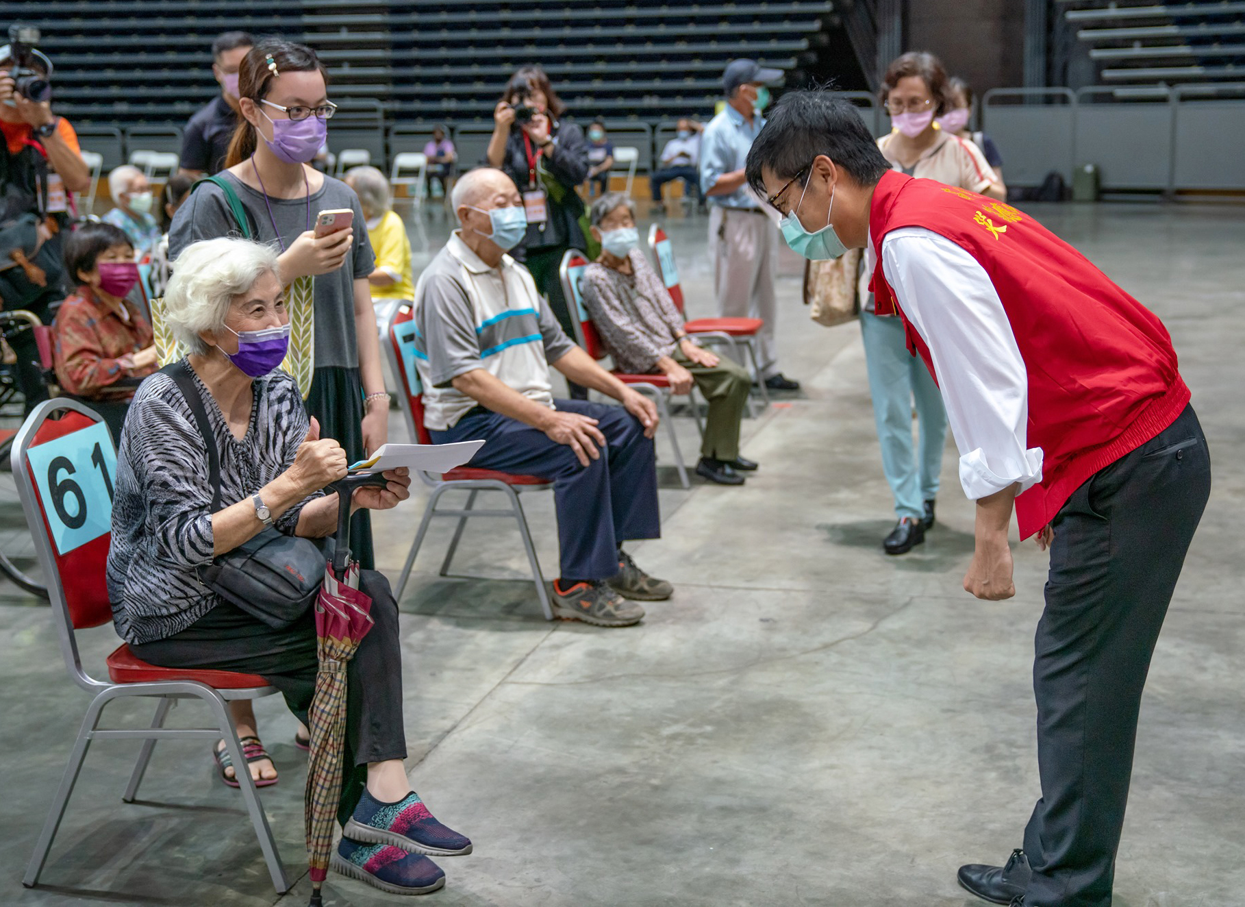陳其邁昨天深夜po文，回顧長達805天的戰疫，感性提到常以「決策果斷，心要柔軟」這8字來提醒自己。（翻攝自陳其邁臉書）