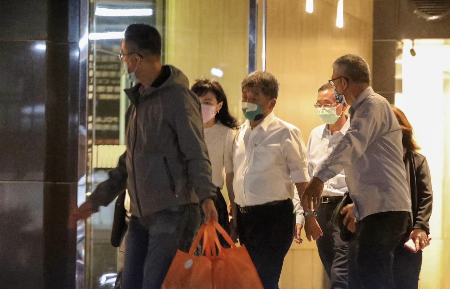 徐巧芯爆料曬出多張陳時中餐敘後的照片，並指陳時中與女性友人「時指緊扣」。（翻攝自徐巧芯臉書）