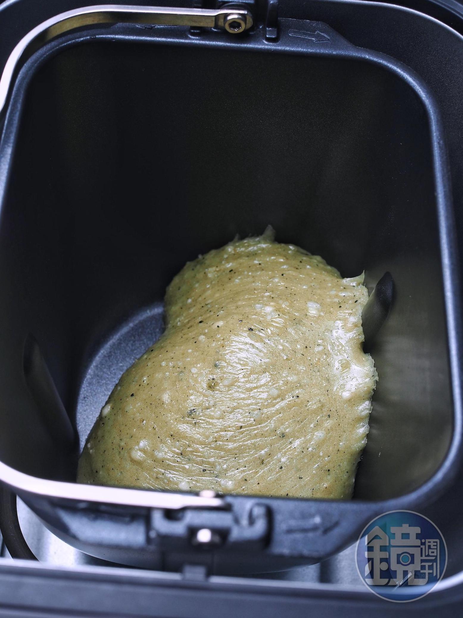 麻糬不用發酵,1個小時就能完成。可能我米瀝得太乾,所以還帶有一點米粒,看起來還滿像道明寺粉的。