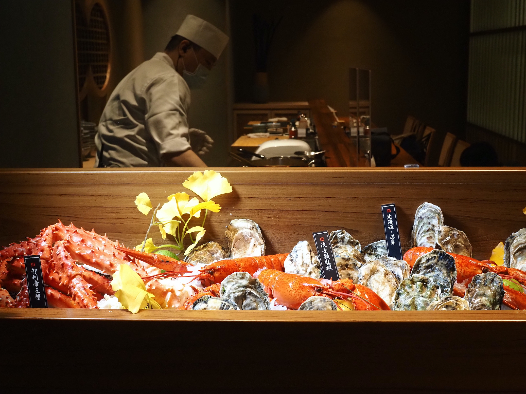 日本橋海鮮丼「辻半」SOGO復興店開幕，祭出海鮮吧和日本酒Pairing兩大利器，把海鮮玩出更多變化。