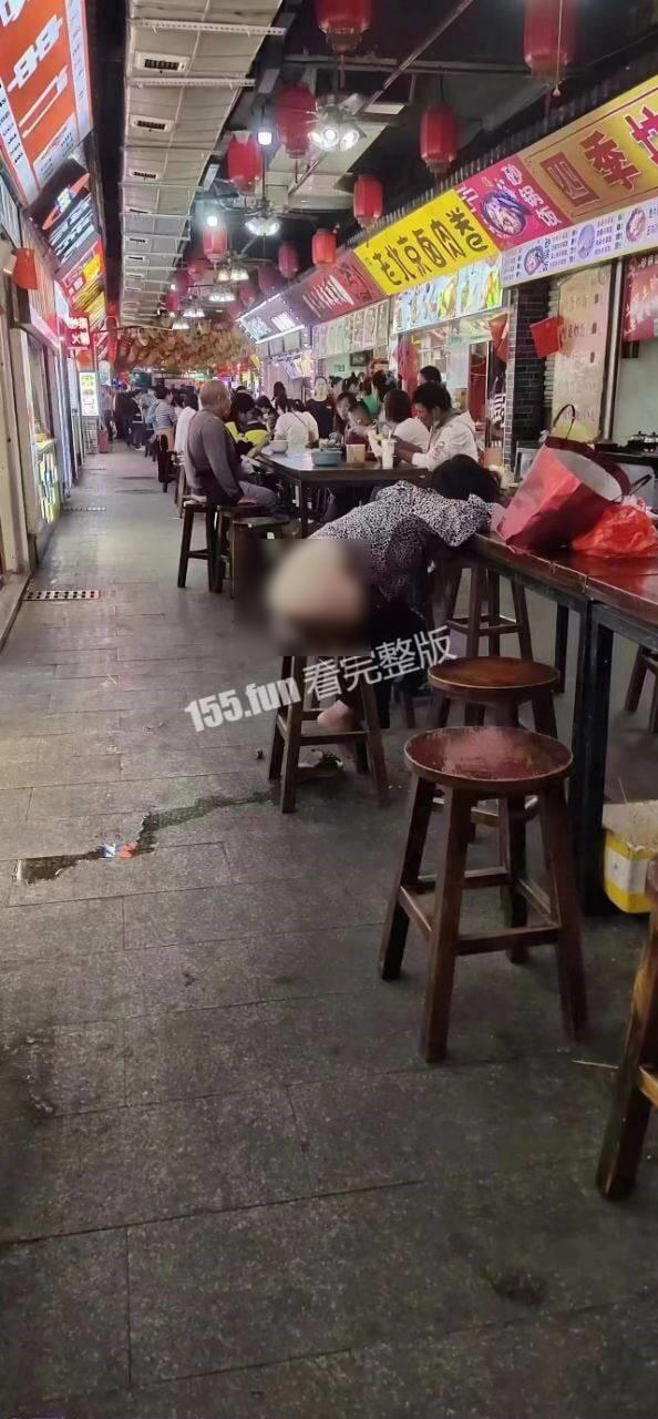 地板上還有不明液體,疑似是女子的尿液。(翻自《黑料不打烊》)