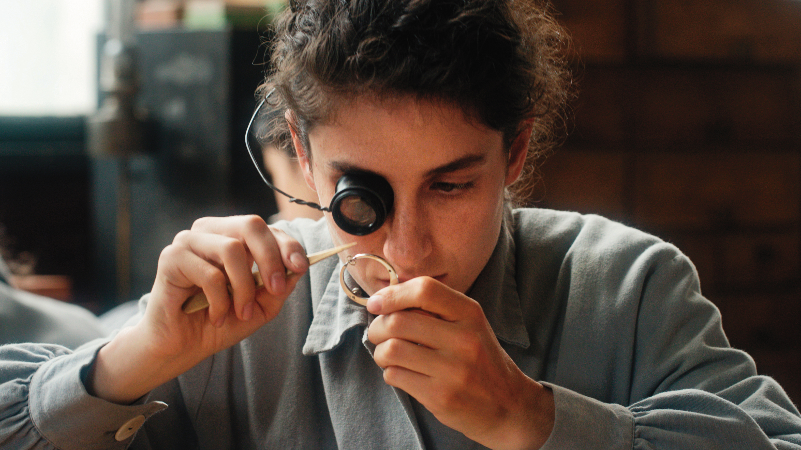 《瑞士鐘錶師》取材自無政府主義者和鐘錶廠女工發起的工運，同時也揭露了瑞士製錶業精工的祕辛。（聯影提供）