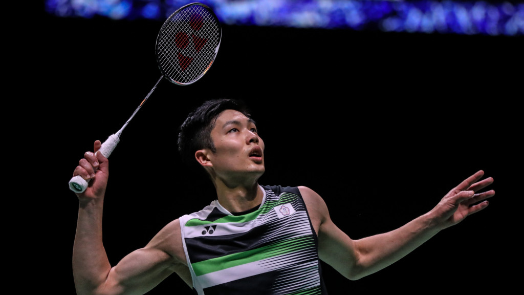 周天成在決勝局戰成22比22平手局面時,遭到主審裁判認定球先落地才又擊出,丟掉關鍵分數。(翻攝自BWF網站)