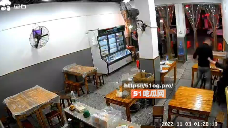 錢男直接在餐廳內暴打女友。(翻自《51吃瓜網》)