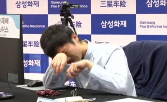 卞相壹因自責而情緒崩潰，連解說員都傻眼了。（翻攝自K바둑 YT頻道）
